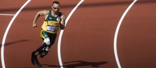 Pistorius si toglie le protesi in aula