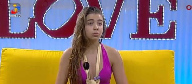 A jovem decidiu assumir o namoro A jovem decidiu assumir o namoro