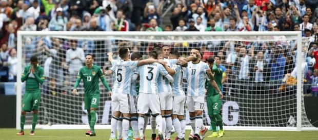 Argentina goleó 3-0 a Bolivia y lideró el Grupo D de la Copa América Centenario con puntaje perfecto Argentina goleó 3-0 a Bolivia y lideró el Grupo D de la Copa América Centenario con puntaje perfecto