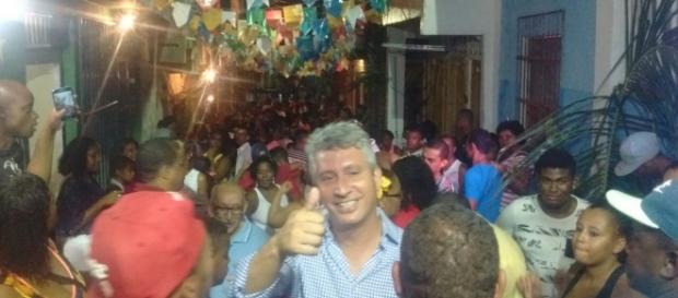 Carballal saiu acenando da Câmara, mas partiu para a agressão em poucos segundos. Foto: Carballal / Facebook Carballal saiu acenando da Câmara, mas partiu para a agressão em poucos segundos. Foto: Carballal / Facebook