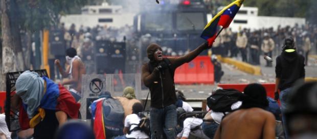 Jovenes protestando en Venezuela Jovenes protestando en Venezuela