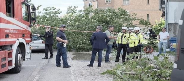 Le forze dell'ordine ed i vigili del fuoco accorsi sul luogo dell'incidente in cui ha perso la vita la 57enne Le forze dell'ordine ed i vigili del fuoco accorsi sul luogo dell'incidente in cui ha perso la vita la 57enne
