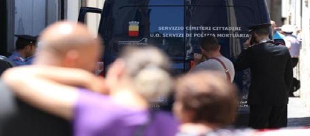 Rinomato ortopedico di Palma Campania colpisce a morte la moglie con un'arma da fuoco e poi si suicida gettandosi dal balcone. (foto: Ansa) Rinomato ortopedico di Palma Campania colpisce a morte la moglie con un'arma da fuoco e poi si suicida gettandosi dal balcone. (foto: Ansa)