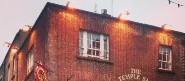Temple Bar, região turística de Dublin, com pubs e restaurantes que atraem estudantes de todo o mundo Temple Bar, região turística de Dublin, com pubs e restaurantes que atraem estudantes de todo o mundo