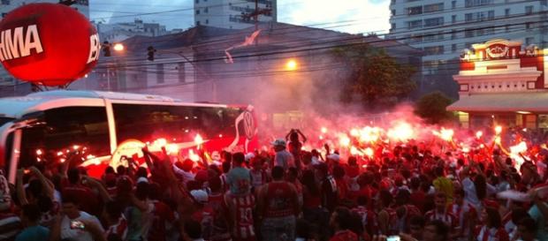 Torcida do Náutico na Av. Conselheiro Rosa e Silva para incentivar time antes de jogo. Foto: nauticonet.com.br Torcida do Náutico na Av. Conselheiro Rosa e Silva para incentivar time antes de jogo. Foto: nauticonet.com.br