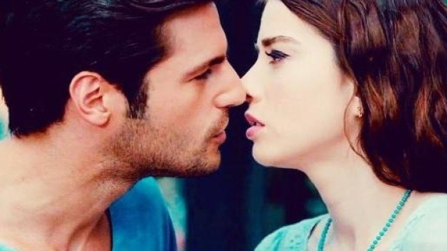 Cherry Season anticipazioni, nuovo bacio tra Oyku e Ayaz