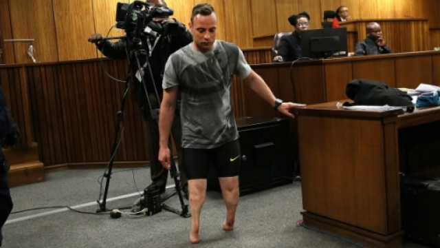 Pistorius cammina senza protesi durante il processo.