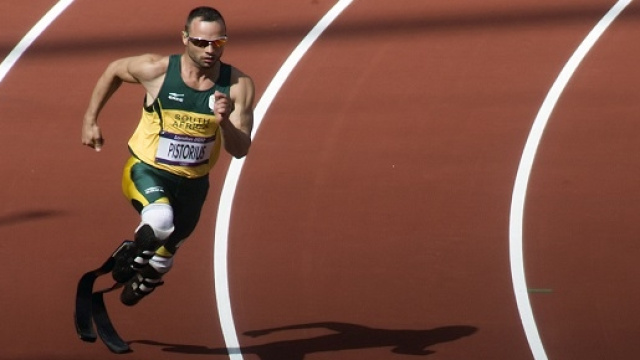 Pistorius si toglie le protesi in aula
