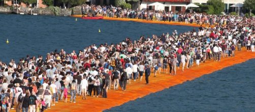 I turisti prendono d'assalto la passerella del lago d'Iseo