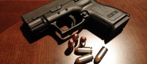 Un altro bambino si uccide giocando con la pistola del padre negli USA.