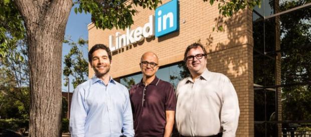 Da esquerda para direita Satya Nadella, CEO da Microsoft, e Reid Hoffman, fundador do LinkedIn Da esquerda para direita Satya Nadella, CEO da Microsoft, e Reid Hoffman, fundador do LinkedIn