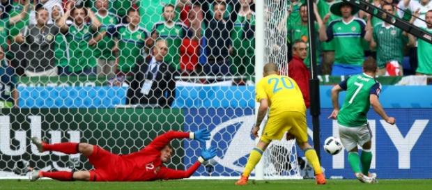 Gol de McGinn, atacante norte irlandês (disponível em http://www.uefa.com) Gol de McGinn, atacante norte irlandês (disponível em http://www.uefa.com)
