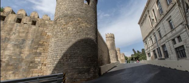 Na passagem por castelo, não houve espaço para instalação do guard-rail Na passagem por castelo, não houve espaço para instalação do guard-rail