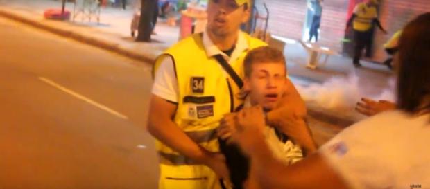 Policial estrangula estudante que participava de protesto. Foto: reprodução Youtube Policial estrangula estudante que participava de protesto. Foto: reprodução Youtube