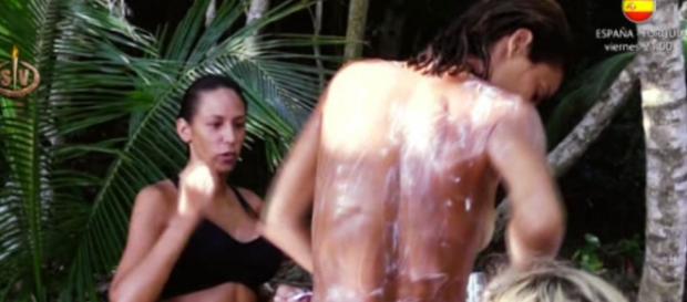 Steisy mira a Carla fijamente mientras se ducha Steisy mira a Carla fijamente mientras se ducha