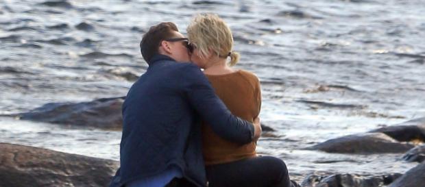 Taylor Swift é vista aos beijos com ator Taylor Swift é vista aos beijos com ator