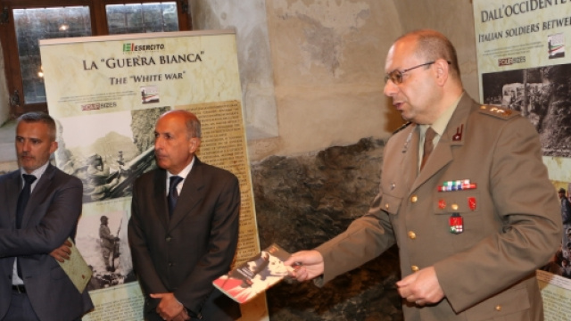 Il Ten.Col. Andrea Perugini, illustra i pannelli al Prefetto Giuseppe Mario Scalia e al Senatore Mauro Del Barba.