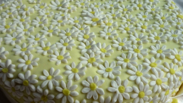 Torta alla crema di limone con decorazione