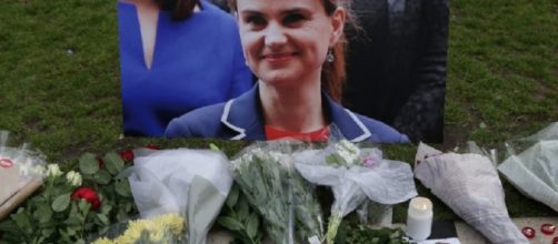 Il tributo dei cittadini britannici alla deputata laburista Jo Cox