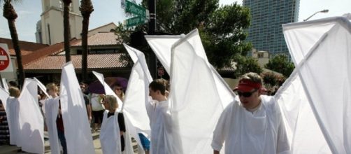 Para impedir manifestação homofóbica, "anjos" se posicionaram do lado de fora de onde ocorria funeral da vítima.