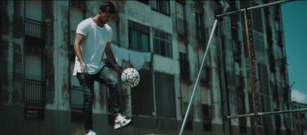 Afinal o cantor também deu uns toques na bola Afinal o cantor também deu uns toques na bola