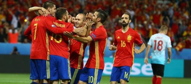 España ya está en octavos de final España ya está en octavos de final