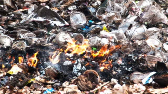 Bruciare plastica costituisce reato.