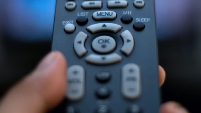 Sempre più persone usano i social network Facebook e Twitter come fonti di notizie.