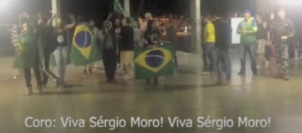 Grupo a favor de Bolsonaro faz manifestação em faculdade Grupo a favor de Bolsonaro faz manifestação em faculdade