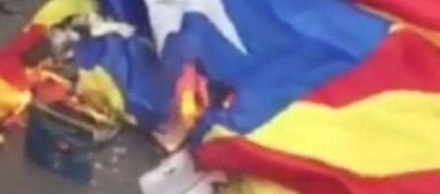 Imagen del vídeo con la quema de la 'estelada' que ha ofendido a Catalunya. Imagen del vídeo con la quema de la 'estelada' que ha ofendido a Catalunya.