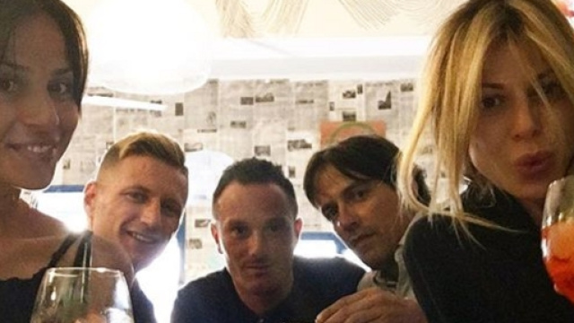 Simone Inzaghi con la compagna Gaia Lucariello ed Ignazio Abate