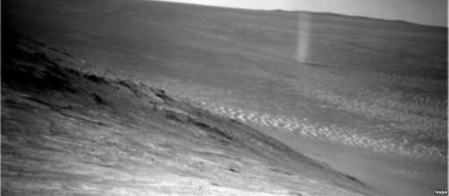 Probe captures dramatic shot of Martian dust devil