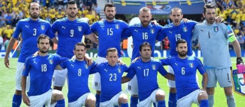 La Nazionale italiana schierata per la foto di rito prima della gara contro la Svezia