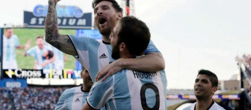 Leo Messi abbracciato da Gonzalo Higuain, Argentina inarrestabile a Boston