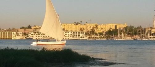 Les flots paisibles du Nil à Louxor, au coucher du Soleil.