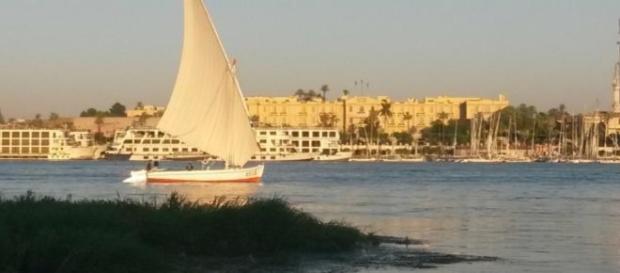 Les flots paisibles du Nil à Louxor, au coucher du Soleil. Les flots paisibles du Nil à Louxor, au coucher du Soleil.