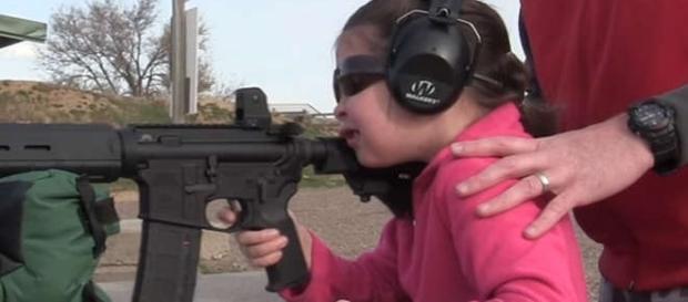 O fetiță de 7 ani trage relaxată cu o pușcă de asalt AR-15 de tipul celei folosite la masacrul din Orlando O fetiță de 7 ani trage relaxată cu o pușcă de asalt AR-15 de tipul celei folosite la masacrul din Orlando