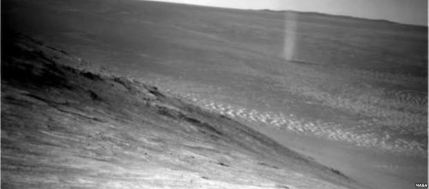 Probe captures dramatic shot of Martian dust devil Probe captures dramatic shot of Martian dust devil