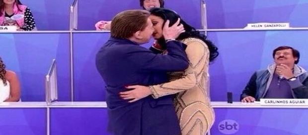 Silvio Santos beija Helen Ganzarolli Silvio Santos beija Helen Ganzarolli