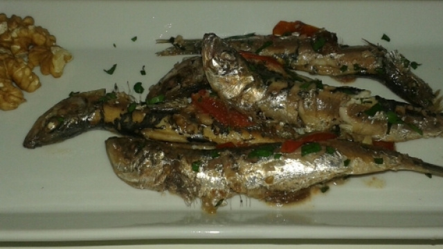 Impiattamento delle 'Sardine antichi sapori alle noci'