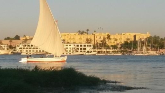 Les flots paisibles du Nil à Louxor, au coucher du Soleil.