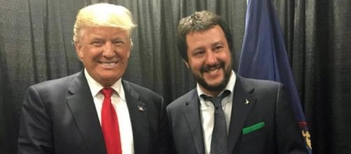 La stretta di mano tra Trump e Salvini