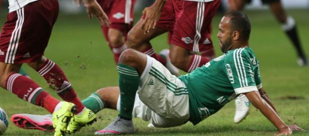 Alecsandro disputa bola em jogo do Palmeiras. Alecsandro disputa bola em jogo do Palmeiras.