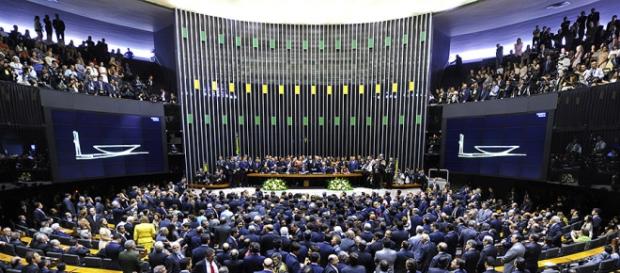 Aumento salarial para o funcionalismo acresce em R$ 58 bilhões o gasto público (Foto: Mídia Max) Aumento salarial para o funcionalismo acresce em R$ 58 bilhões o gasto público (Foto: Mídia Max)