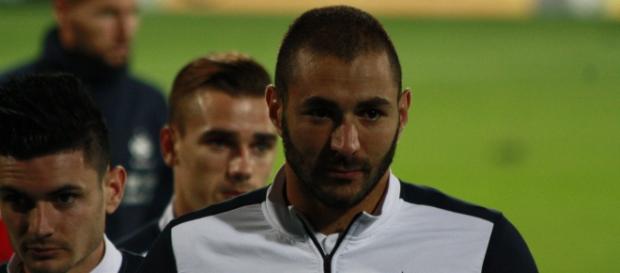 Benzema não foi convocado devido à acusação de chantagem a Mathieu Valbuena, jogador do Lyon. Benzema não foi convocado devido à acusação de chantagem a Mathieu Valbuena, jogador do Lyon.