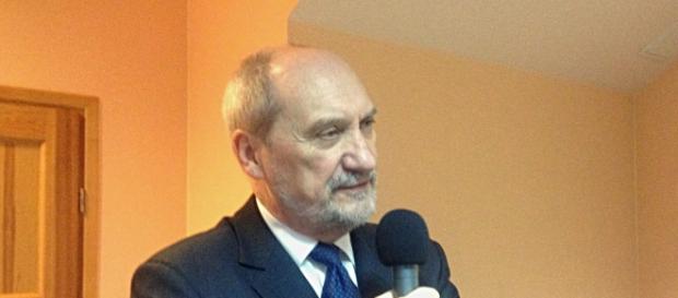 Czy postawa Macierewicza wskazuje na to, że coś on ukrywa? Czy postawa Macierewicza wskazuje na to, że coś on ukrywa?