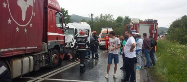 Grav accident între judeţele Hunedoara şi Caraş-Severin Grav accident între judeţele Hunedoara şi Caraş-Severin
