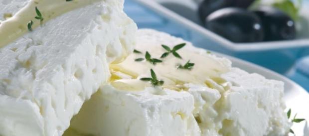 O típico e saboroso queijo feta da Grécia O típico e saboroso queijo feta da Grécia