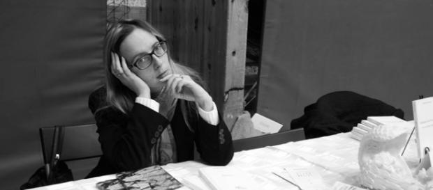 Pensive, lors de la séance de dédicaces de "Elles se livre(nt)" (Braine L'Alleud- 2016) Pensive, lors de la séance de dédicaces de "Elles se livre(nt)" (Braine L'Alleud- 2016)