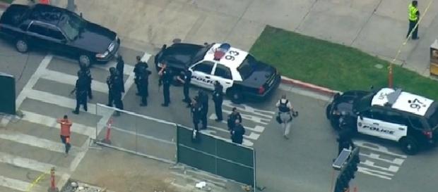 Polícia de Los Angeles realizou buscas por mais envolvidos no atentado que assustou a Califórnia Polícia de Los Angeles realizou buscas por mais envolvidos no atentado que assustou a Califórnia